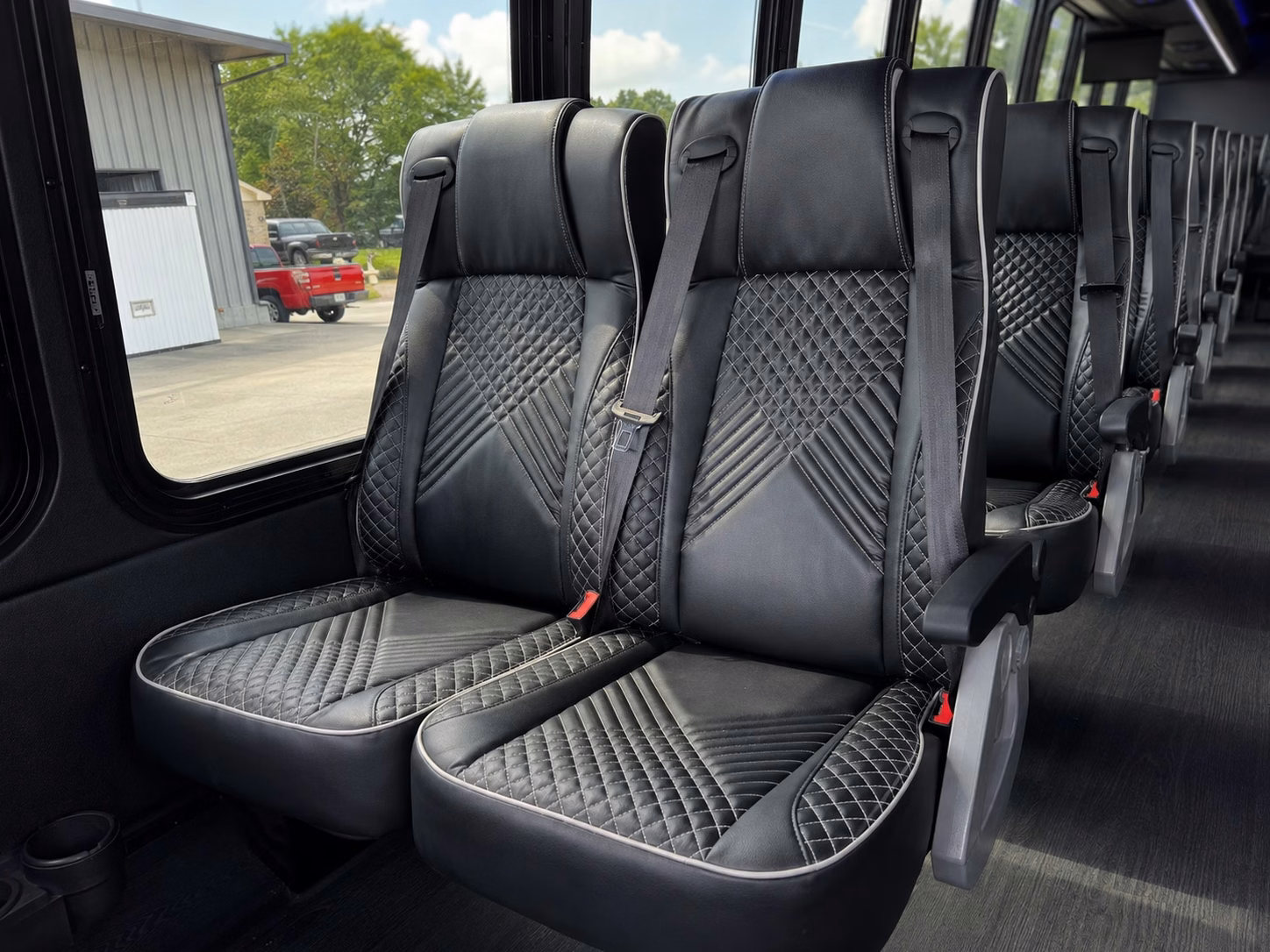 shuttle buses for plantation wedding venue loops keep every guest on schedule